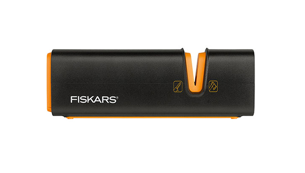 Xsharp sredjena Oštrač Fiskars XSharp 1000601 - Слика 1
